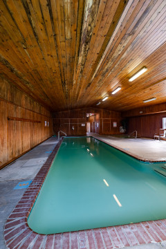Jots Resort - Relax by the Indoor-Pool