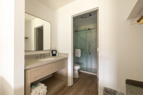 Jots Resort - Vanity & Batroom